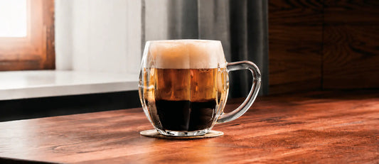 Řezané pivo skænket i to lag, mørk lager i bunden og lys lager øverst med cremet skum, serveret i et klassisk tjekkisk ølkrus