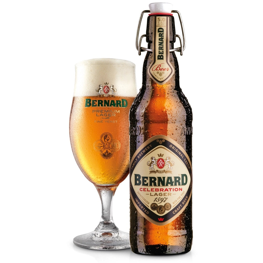 Bernard Celebration Lager – kåret som Årets Frokostøl ved Ølfestival Grand Prix 2026. En kold, gyldent skummende pilsner ved siden af en klassisk kliplukkeflaske med Bernard-etiketten.