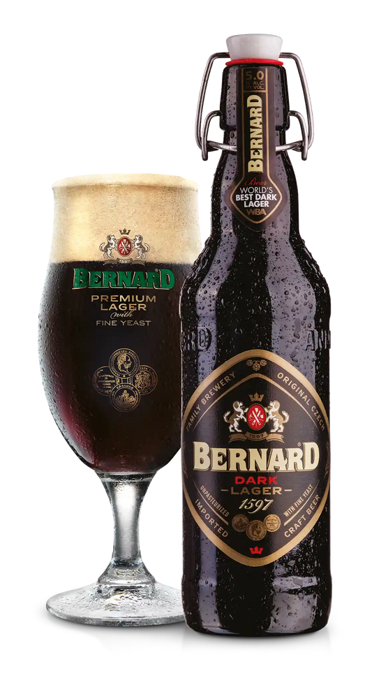 Bernard Dark Lager 5.0% i 0.5 l og ølglas – importeret af Beer Bros, kvalitetsøl fra Tjekkiet