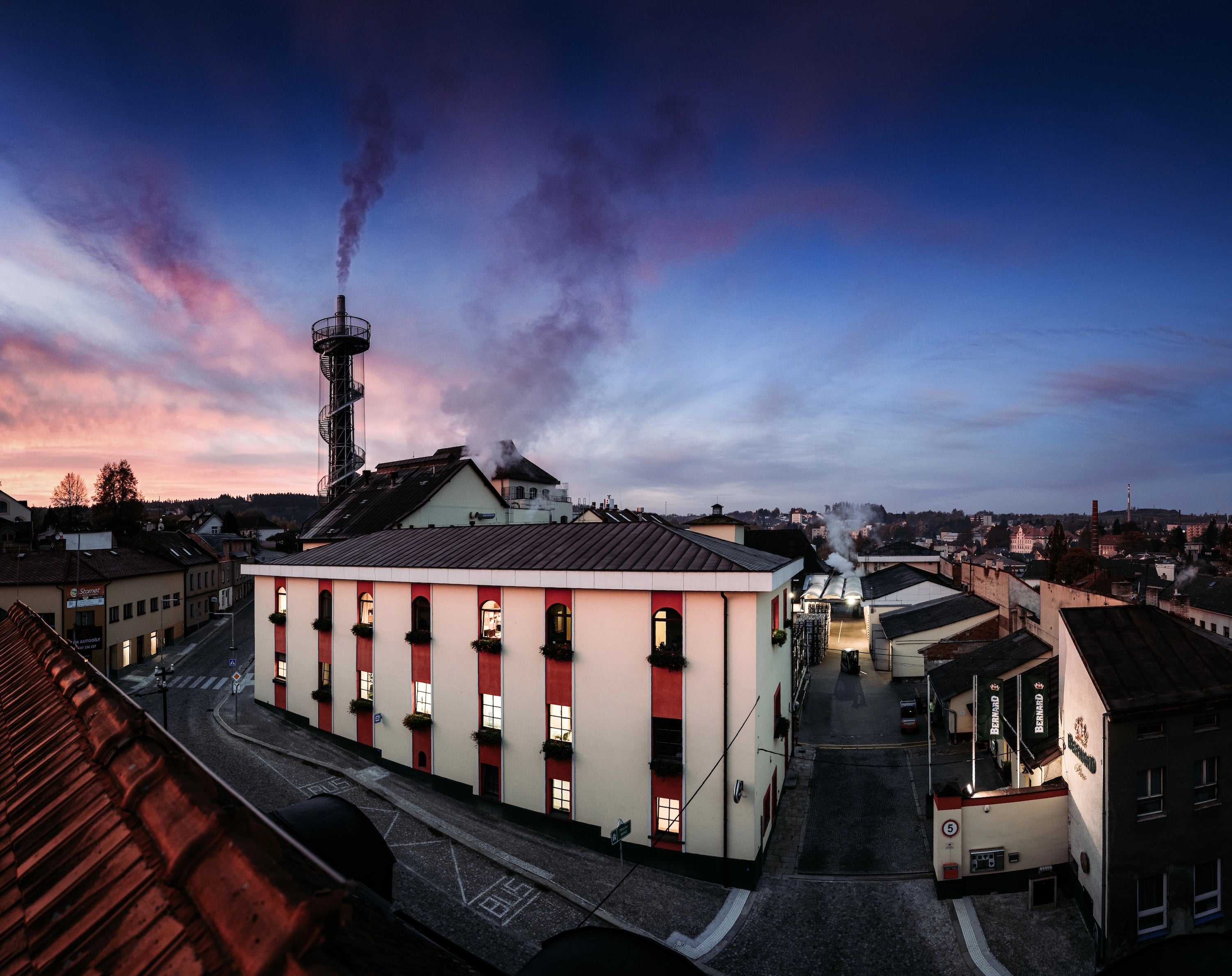 Aftenudsigt over Bernard-bryggeriet i Tjekkiet, der viser de historiske bygninger kombineret med moderne bryggerifaciliteter
