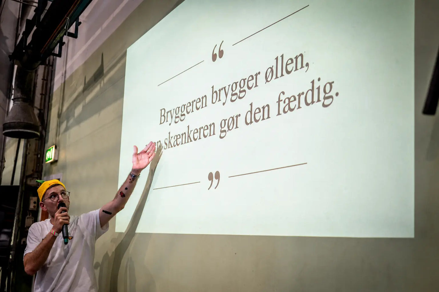 Beer Bros på scenen ved en masterclass foran sloganet "Bryggeren brygger øllen, men skænkeren gør den færdig